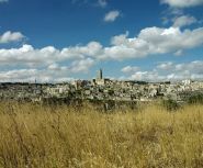 De stad Matera vanaf de kloof gezien